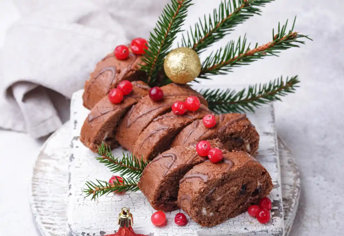 Bûche de Noël au chocolat : le dessert du réveillon.