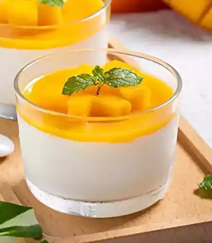 Panna cotta au coulis de mangues pour conclure un repas sur une note légère et élégante.