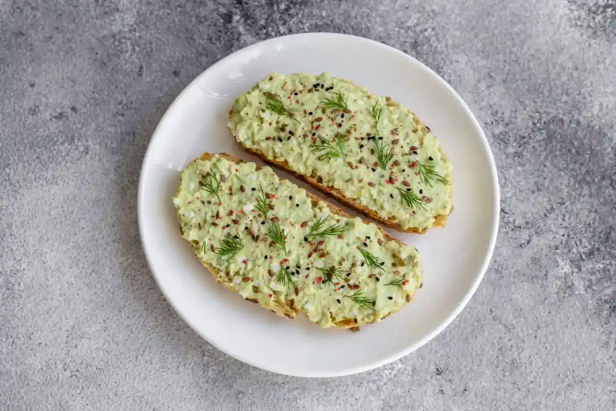 Pâte d'avocat aux œufs et fromage à la crème