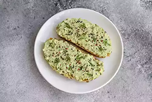 Pâte d'avocat aux œufs et fromage à la crème