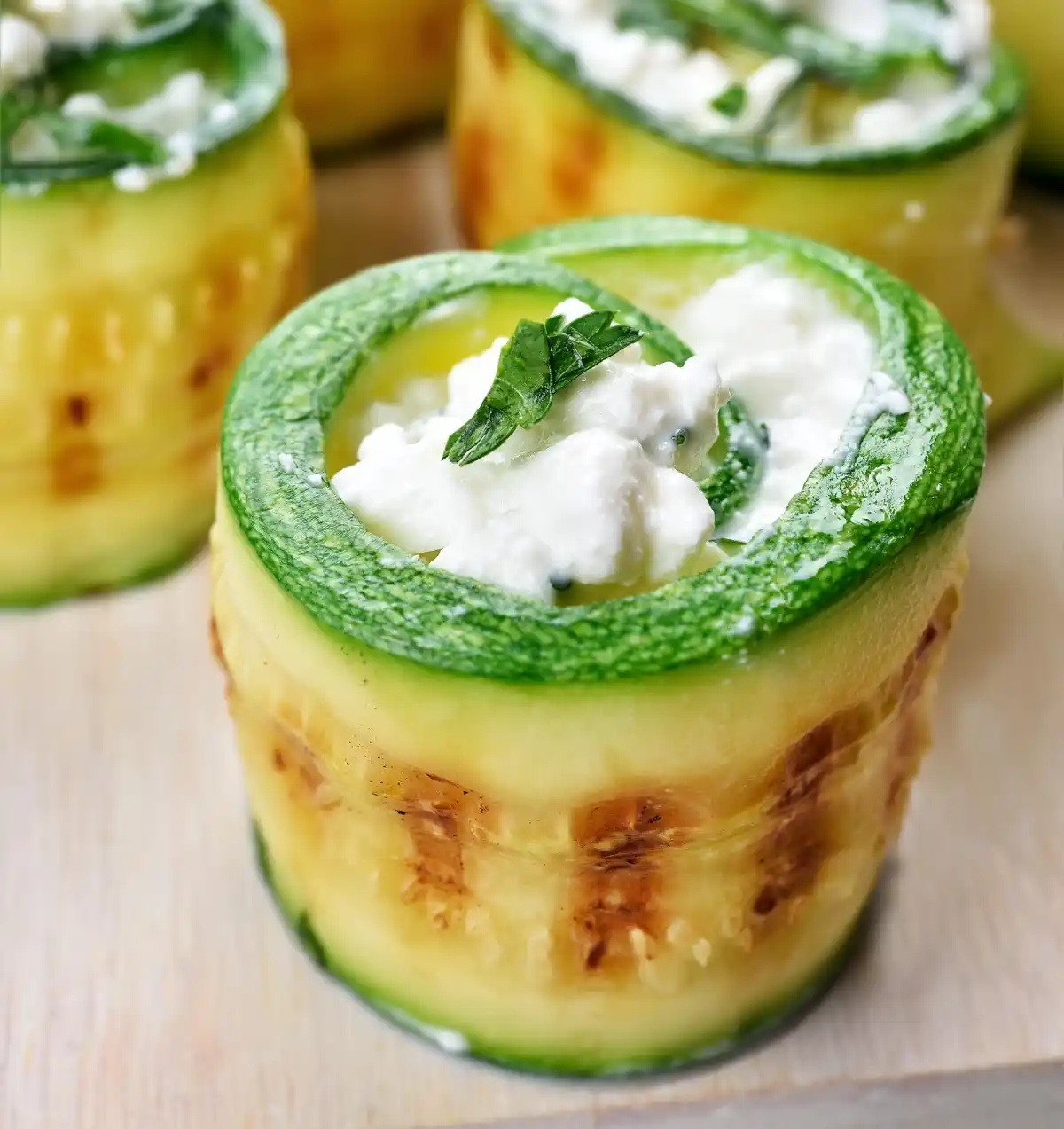 Rouleaux de courgettes farcis au fromage blanc