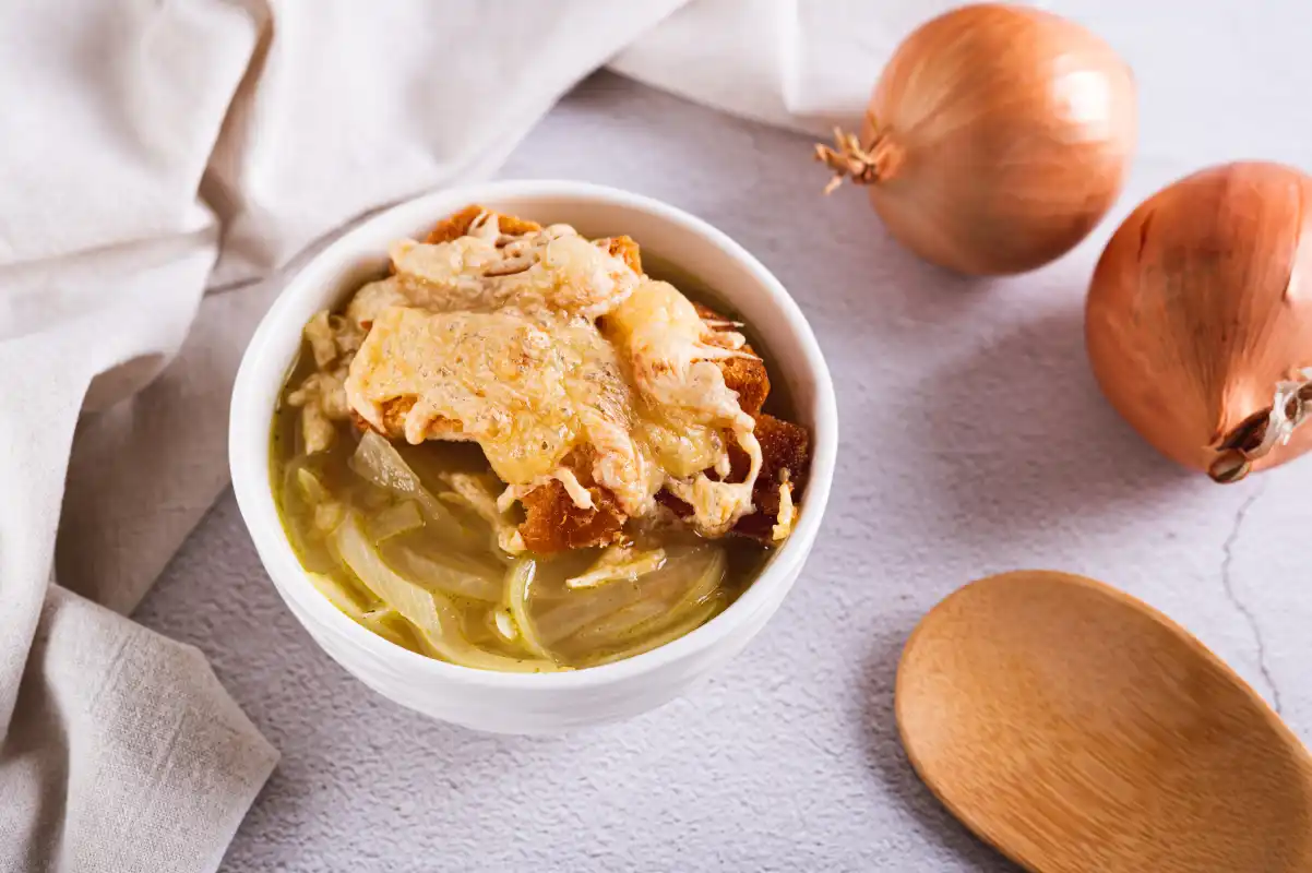 Soupe à l'oignon et vin blanc au Cookeo : Le plat réconfortant de l'automne