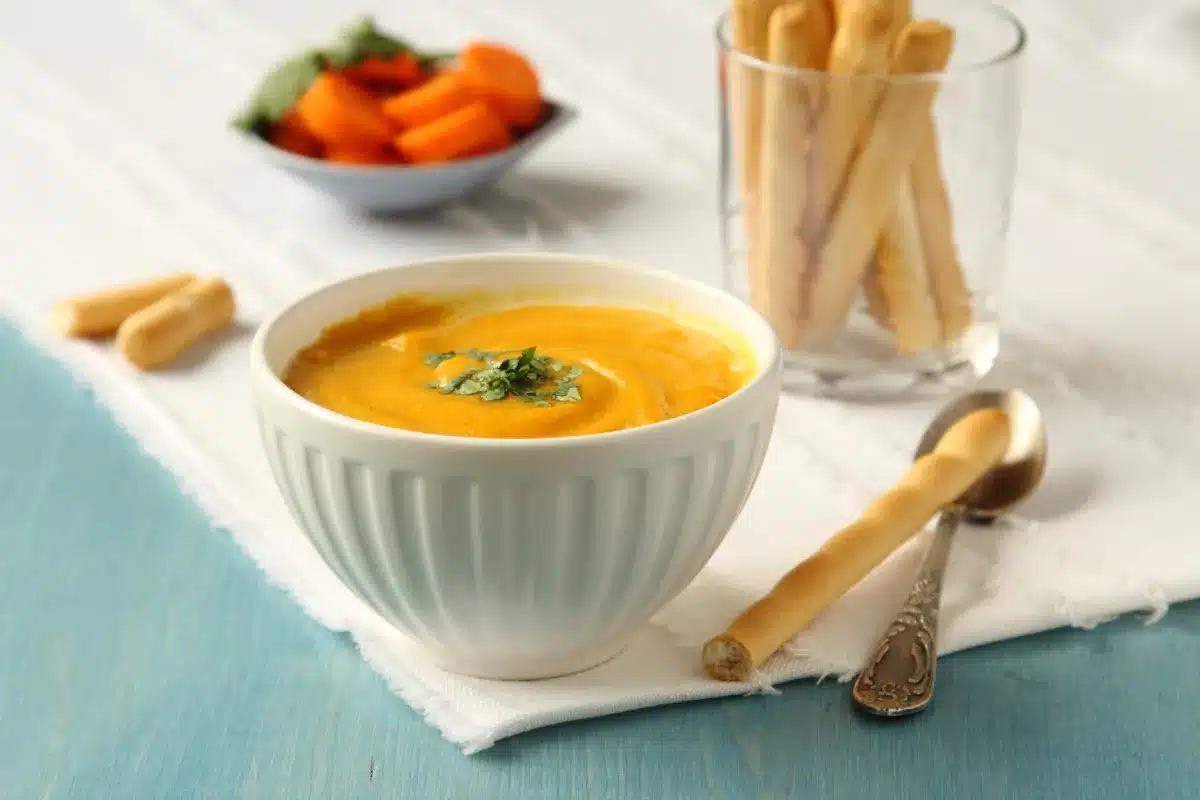 Soupe aux carottes et lait de coco : la recette veloutée qui fait du bien.