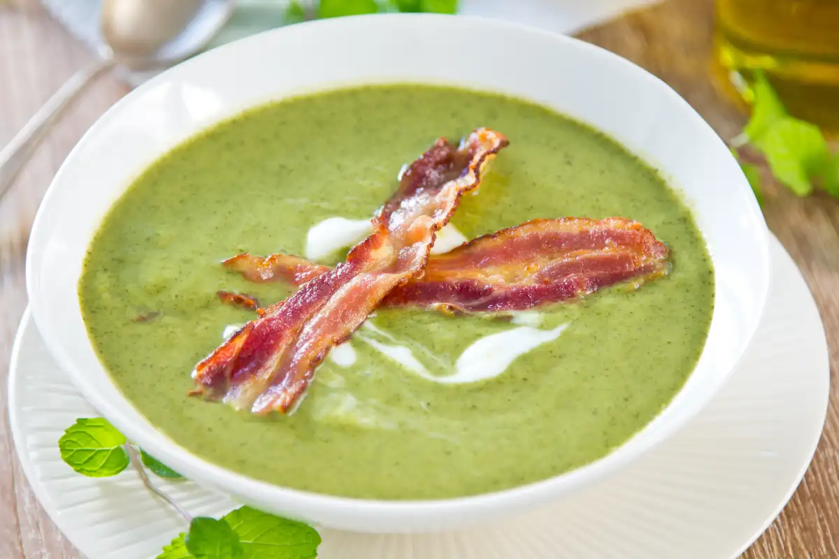 Soupe aux petits pois menthe et céleri : riche en vitamines et antioxydants !