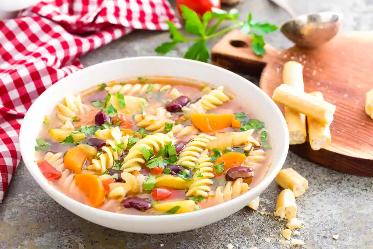 Soupe Minestrone Healthy : Une Explosion de Saveurs et de Couleurs