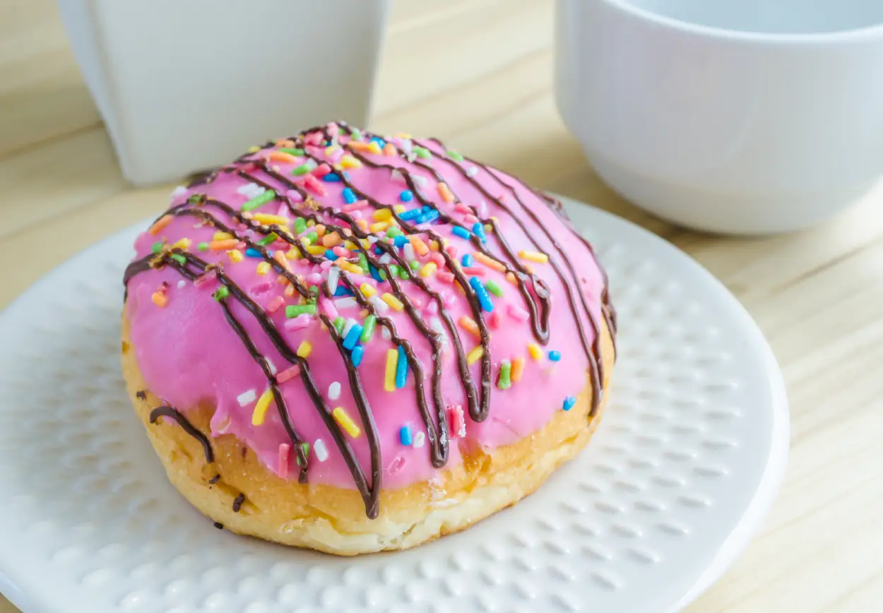 Donuts au glaçage rose : la tendance sucrée qui ravira vos papilles !