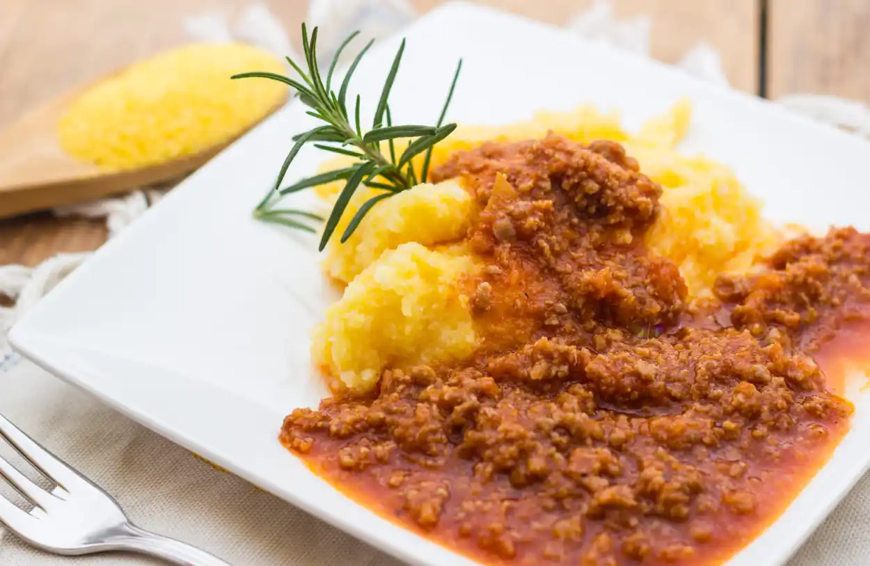 Polenta à la sauce bolognaise : Un Plat Réconfortant et Savoureux