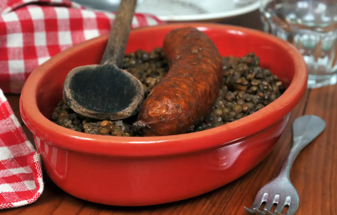 Lentilles aux saucisses au four : la recette simple qui réchauffe