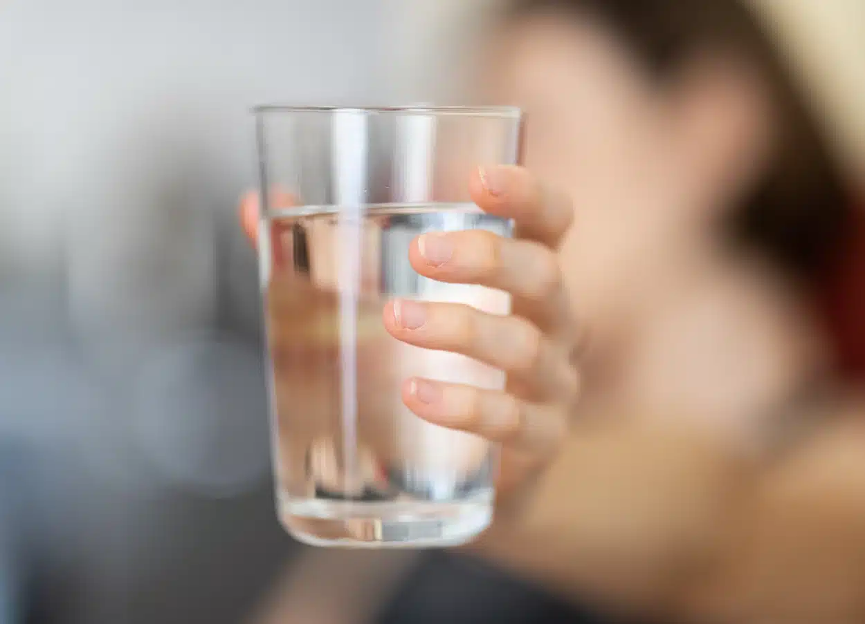 Attention ! Boire de l'eau de cette façon est déconseillé