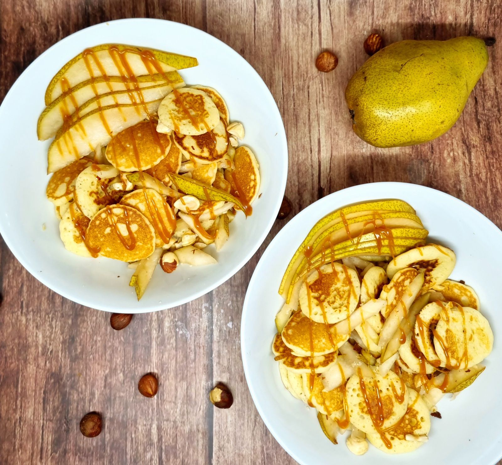 Mini-pancakes, poire, noisette et caramel beurre salé