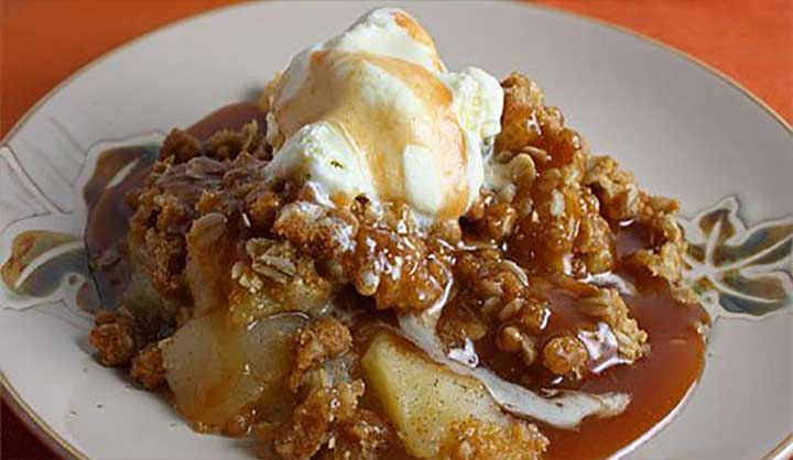 Croustillant aux pommes et à la sauce au caramel irrésistible