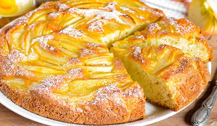 Tarte aux pommes avec yogourt et confiture moderne et légère