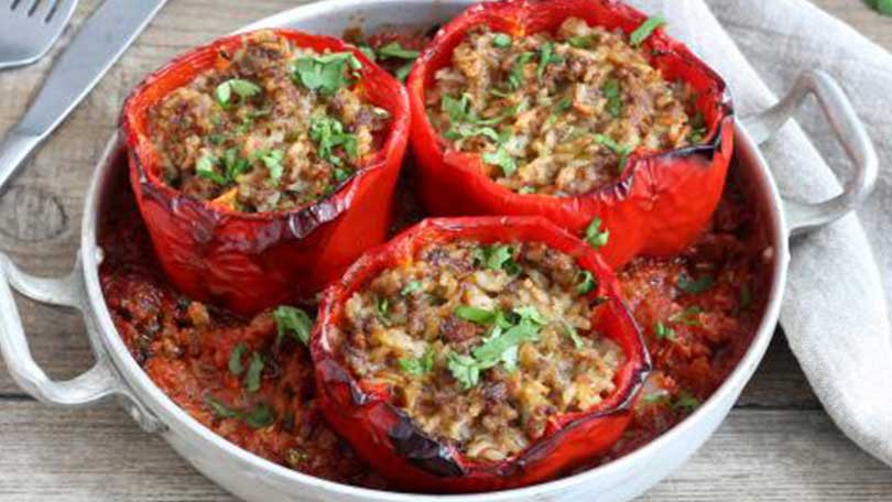 Poivrons farcis au riz et à la viande hachée, sauce tomate aux épices