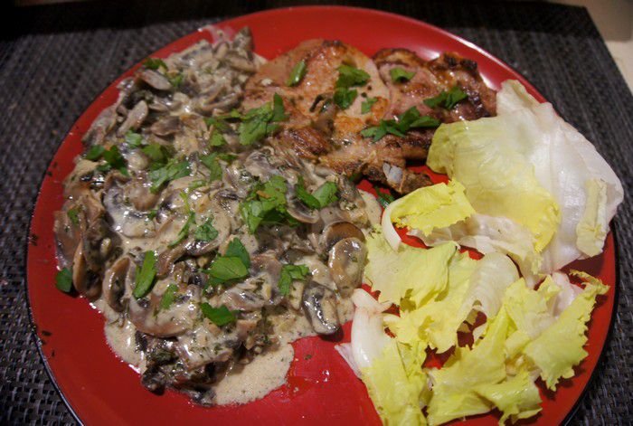 Côte de porc à la crème et aux champignons - Recettes de Papounet