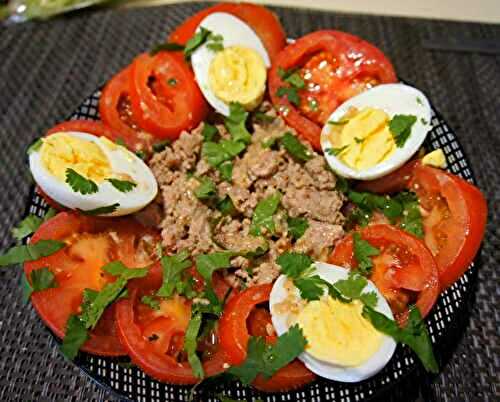 Salade de tomates au thon, œufs durs et vinaigrette au gingembre - Recettes de Papounet