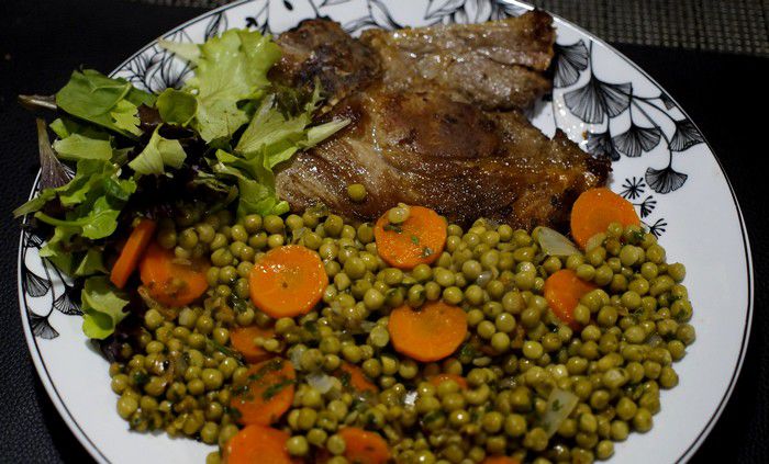 Côte de porc aux petits pois et carottes - Recettes de Papounet