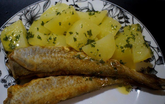 Merlan frit et pommes de terre vapeur persillées.