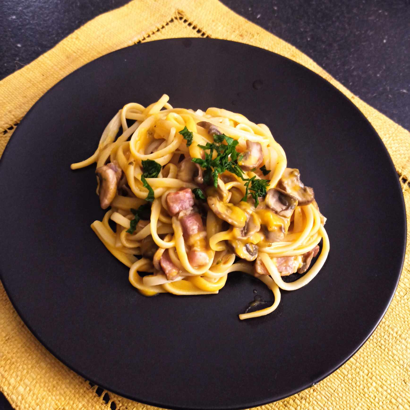 Pâtes à la crème de butternut, champignons et lard fumé