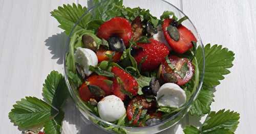 Salade roquette-fraise-tomate-mozzarella