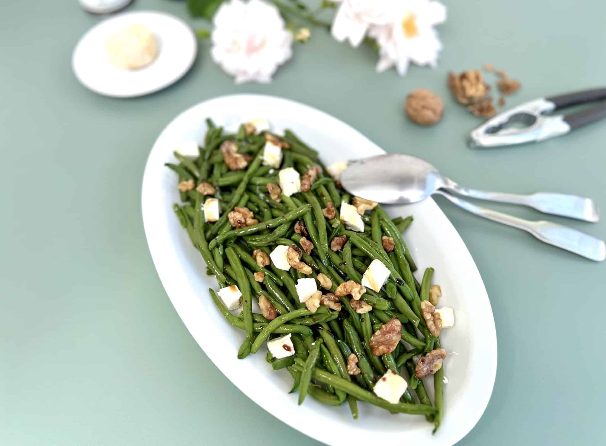 Salade de haricots verts au chèvre et aux noix