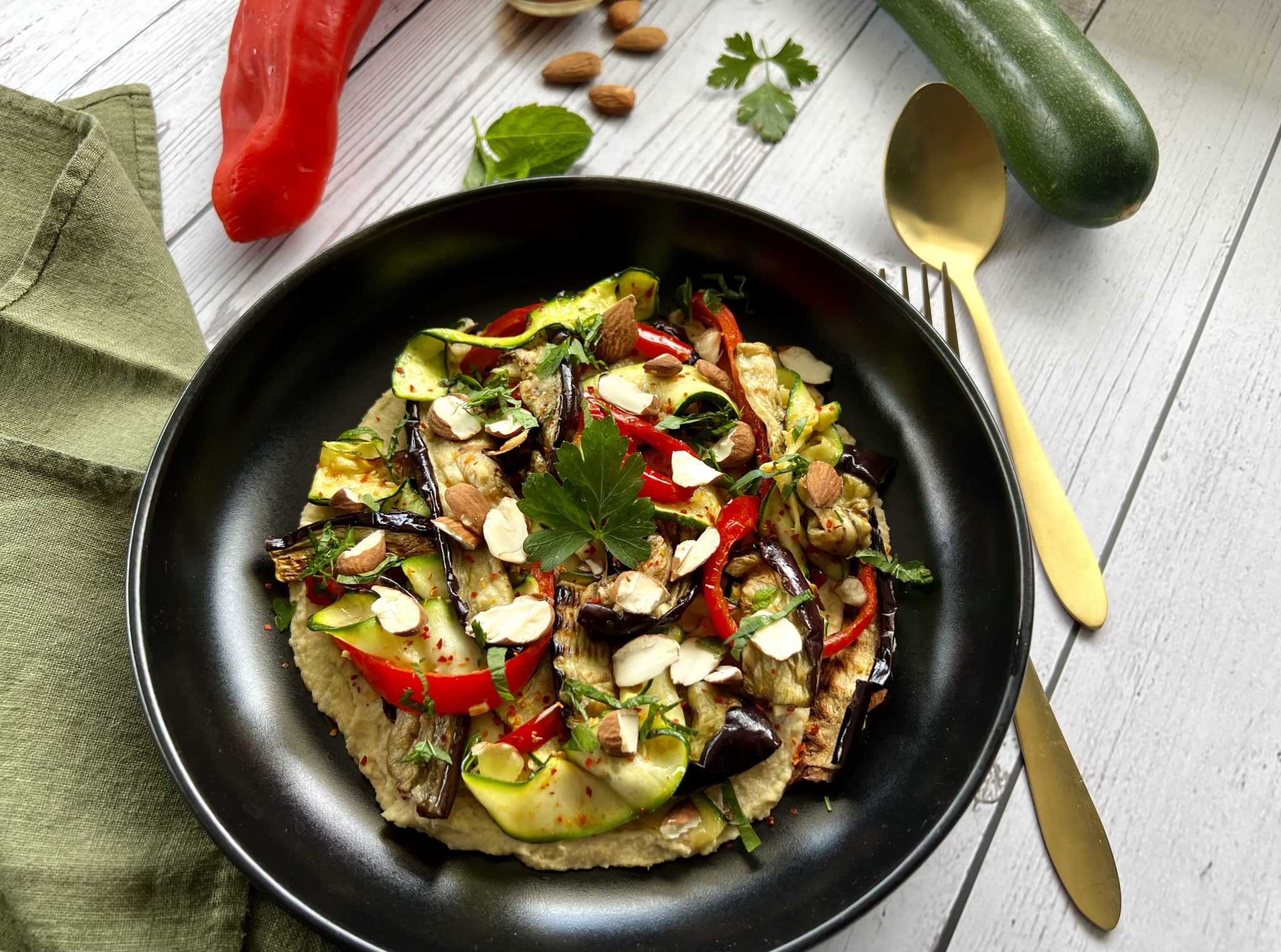 Assiette de légumes grillés, houmous et amandes