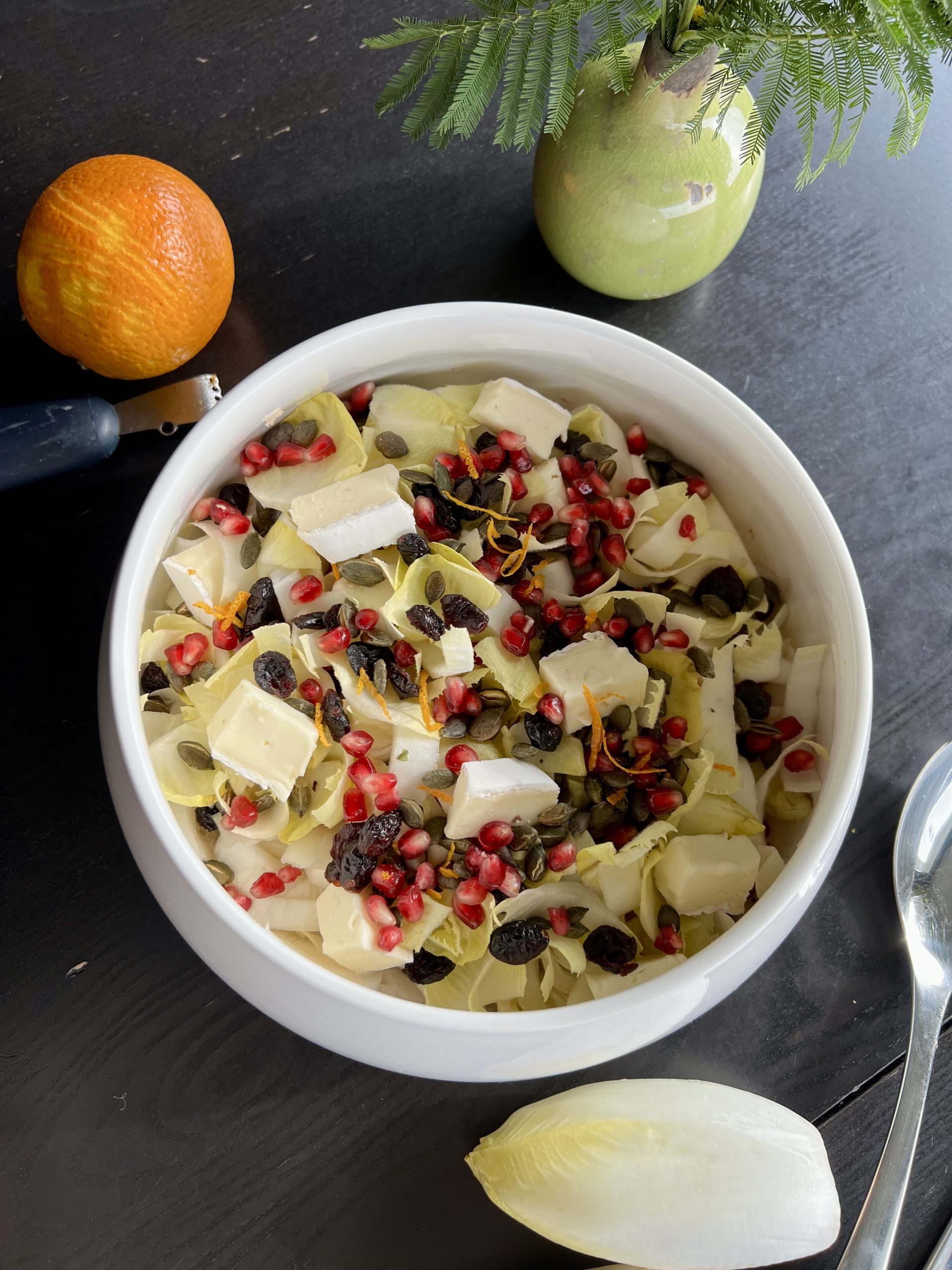 Salade d’endives, grenade, cranberries, brie et graines de courge