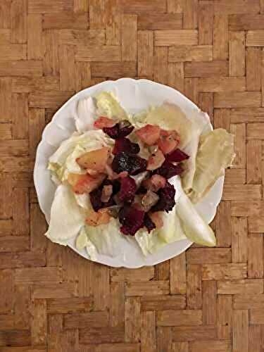 Salade de betterave rouge, pommes cuites et cornichons aigres-doux 