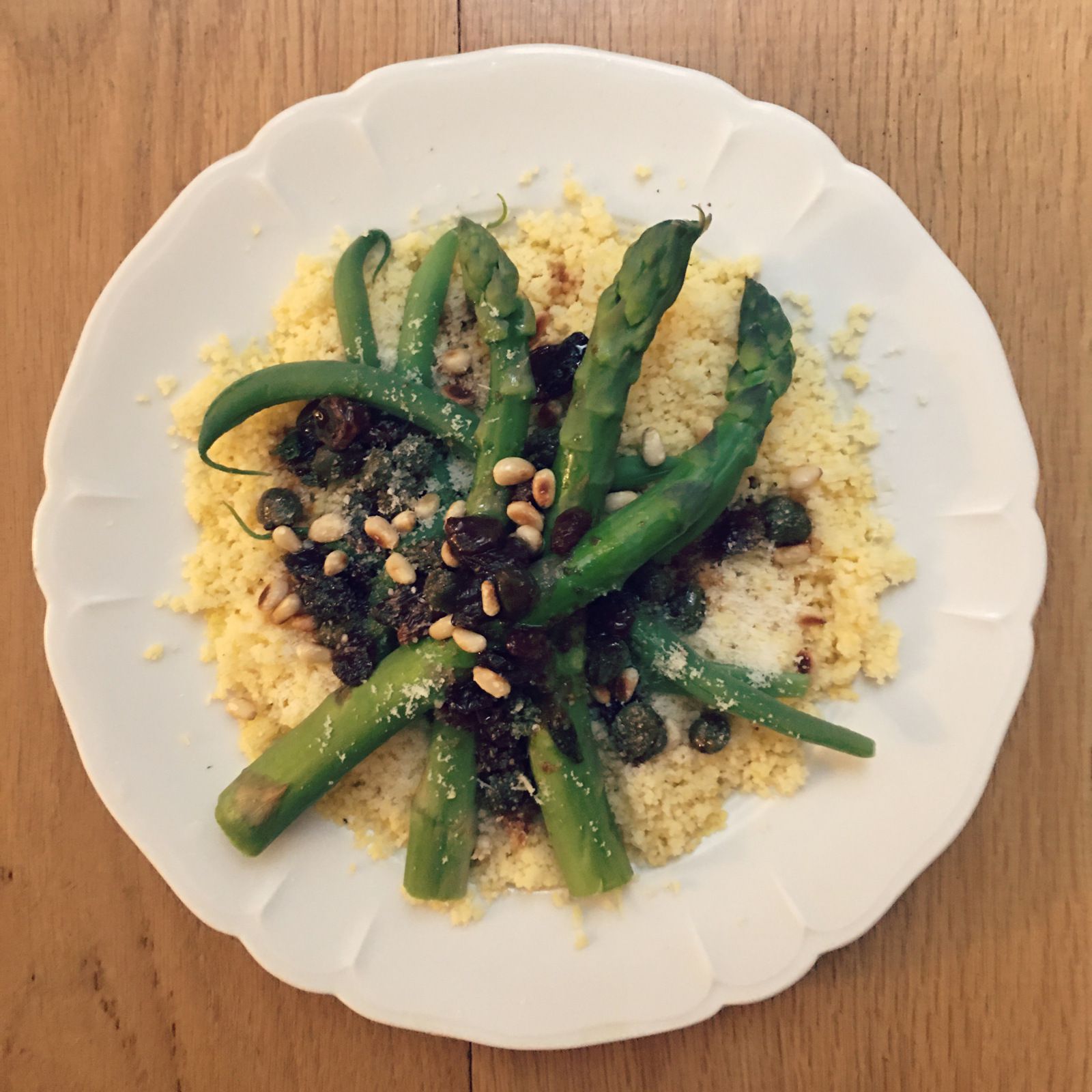 Salade d’asperges vertes et haricots verts, vinaigrette raisins, câpres et pignons  