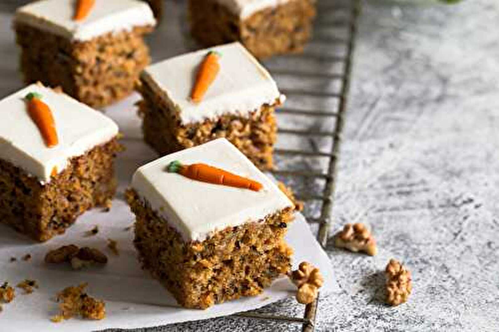 CARROT CAKE : Un classique au glaçage crémeux.