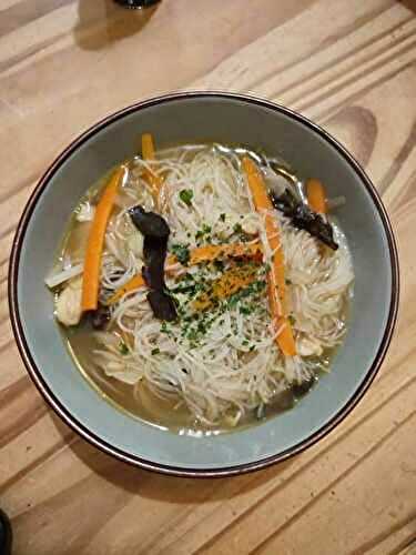 Soupe chinoise au poulet et vermicelles 