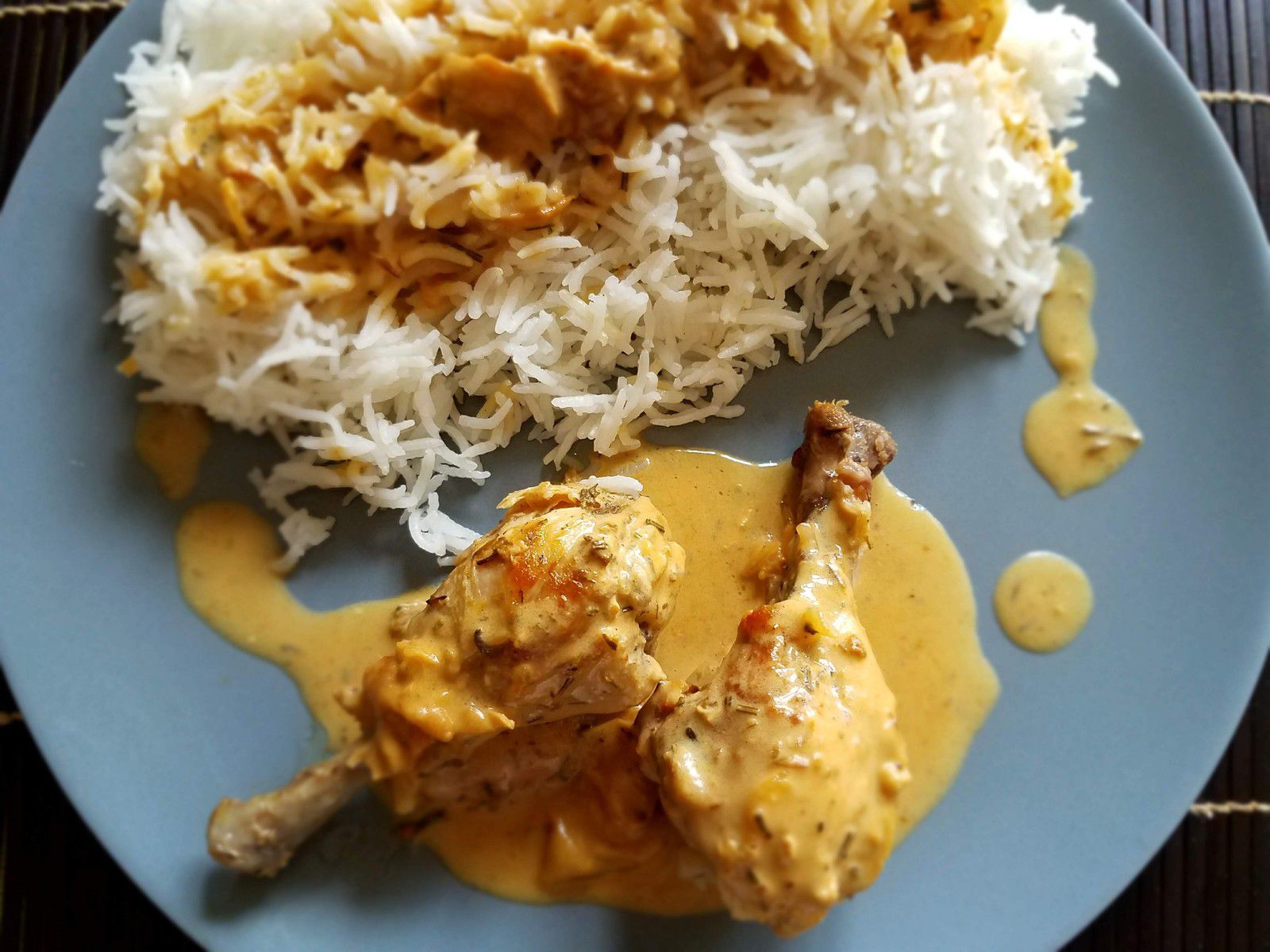 Poulet rôti à la cocotte et riz à la crème fraîche. 