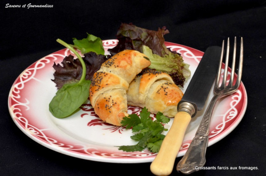 Croissants farcis aux fromages et herbe.