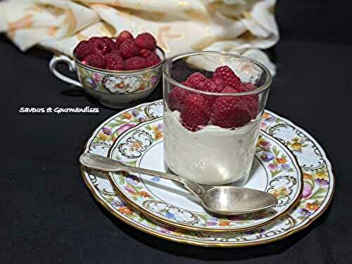 Crème de Petits-Suisses aux framboises.