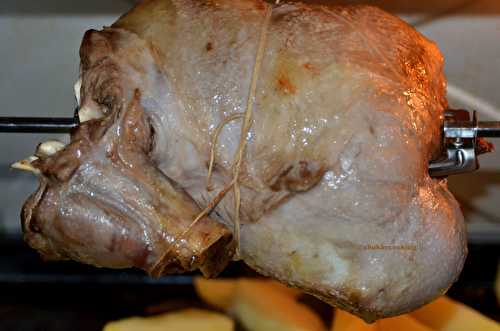 Épaule d’agneau en broche parfumé au beurre de truffe blanche