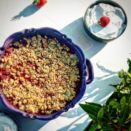 Crumble Fraise et Rhubarbe, Crème Montée au Sureau