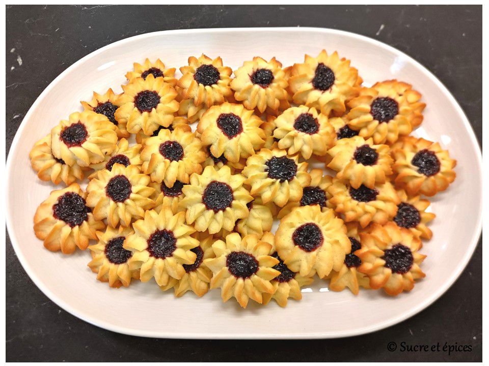 Biscuits sablés pochés en forme de fleurs (Kourabié de Bakou) - Recette en vidéo