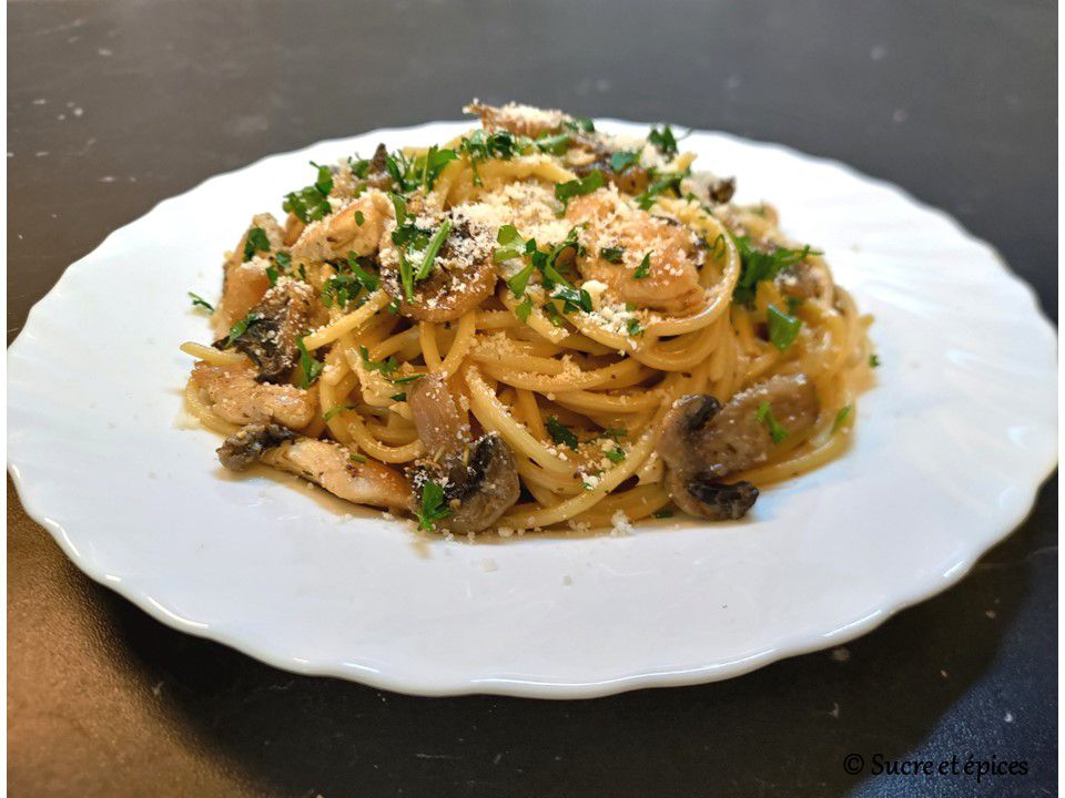 Pâtes au poulet, sauce crémeuse aux champignons