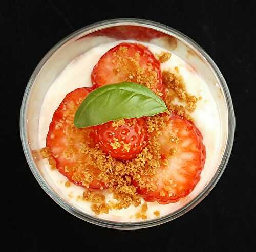 Verrine fraise spéculoos. Une recette de dessert avec des gariguette pour impressionner vos convives.