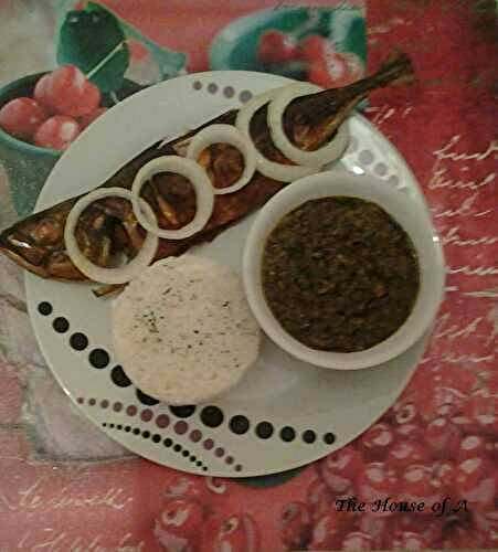 Poisson grillé accompagné de feuilles de manioc et d'un riz long parfumé