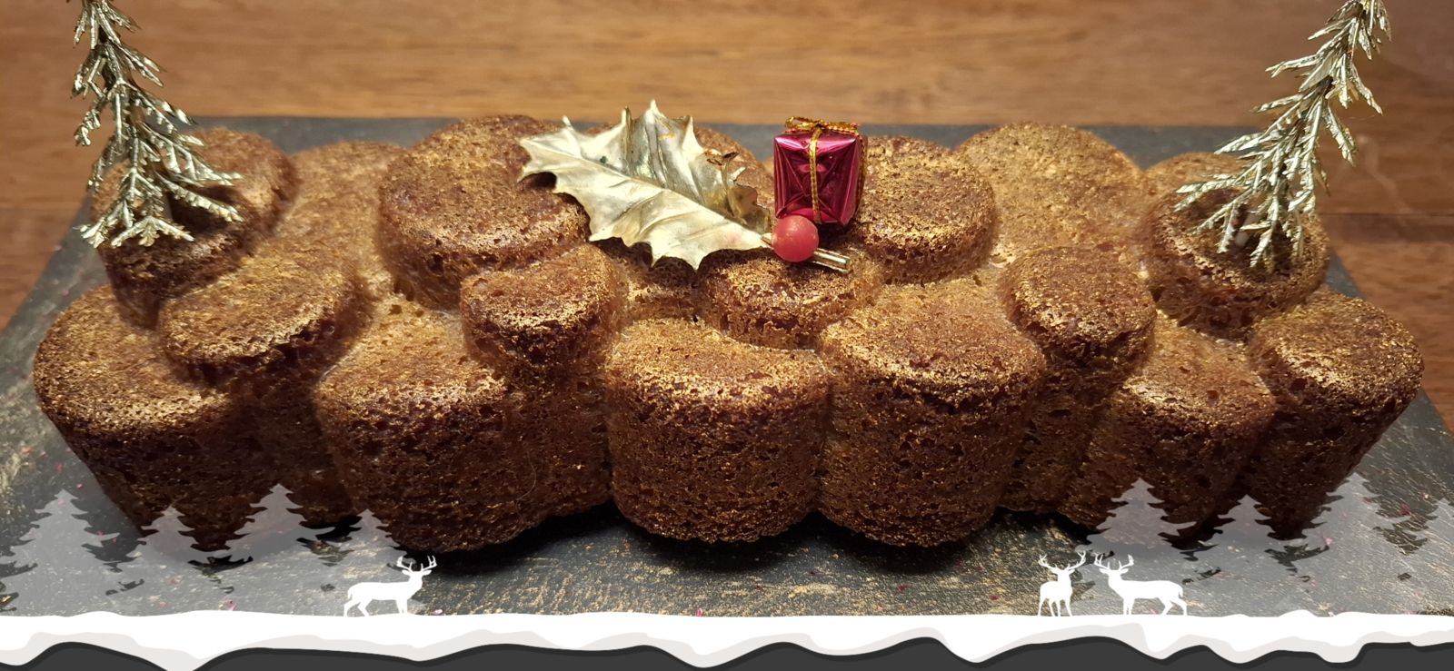 Gâteau  aux pommes et au rhum en habit de fête 