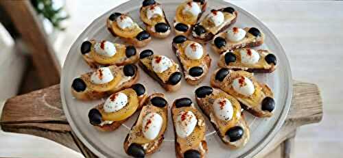 Petits canapés à la crème d’artichauts, tomate ananas et œufs de caille