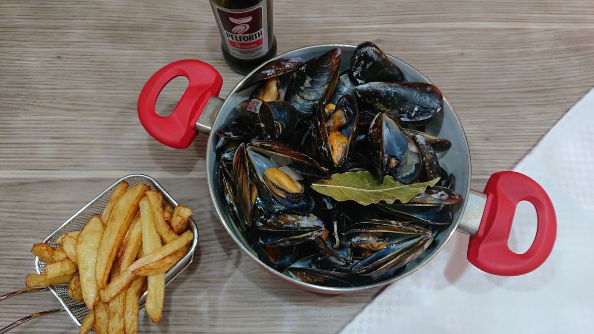 Moules cuisinées au beurre et à la crème accompagnées de ses frites