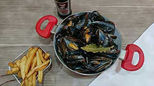 Moules cuisinées au beurre et à la crème accompagnées de ses frites