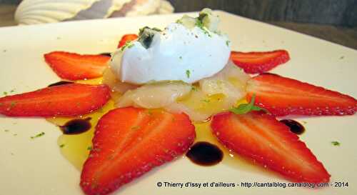 Saint-Jacques et fraises en carpaccio, chantilly légère au Roquefort Papillon.