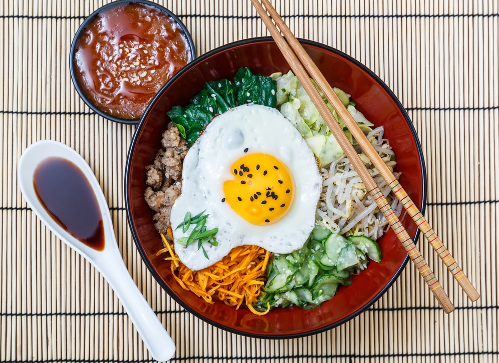 Recette bibimbap (비빔밥) de Mr. Sunshine : découvrez ce plat coréen emblématique