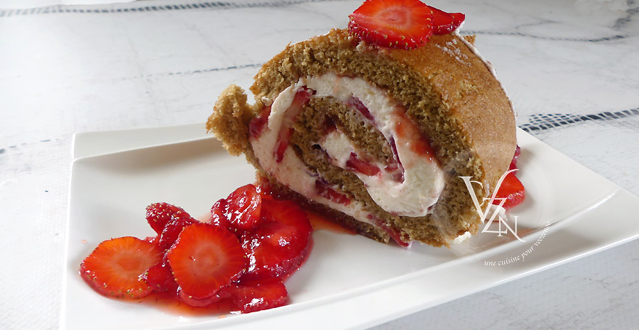 Biscuit roulé aux fraises et chantilly