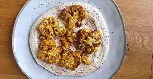 Steaks de chou-fleur rôtis sur houmous crémeux