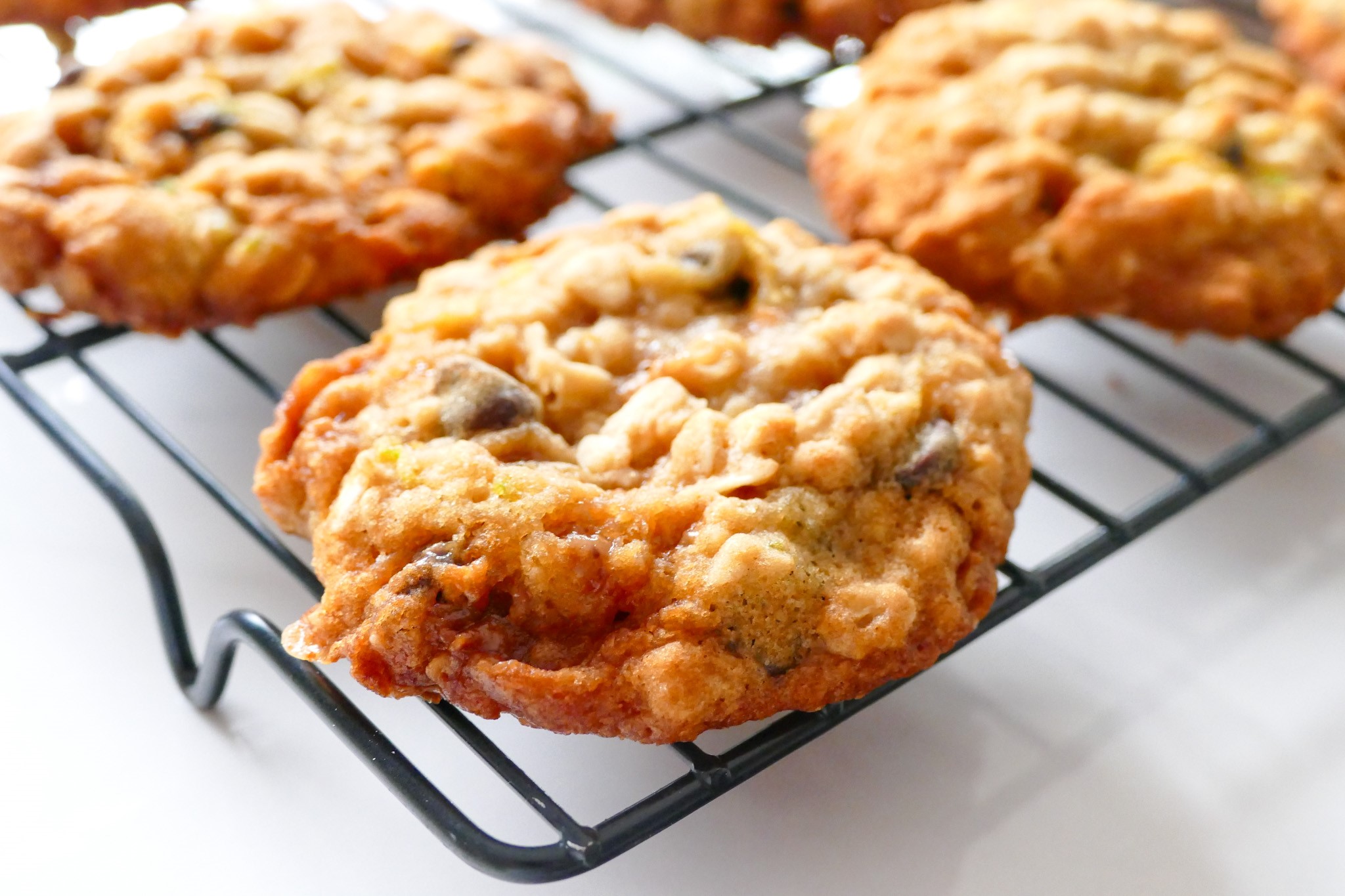 Biscuits moelleux à la courgette et aux pépites de chocolat noir et caramel