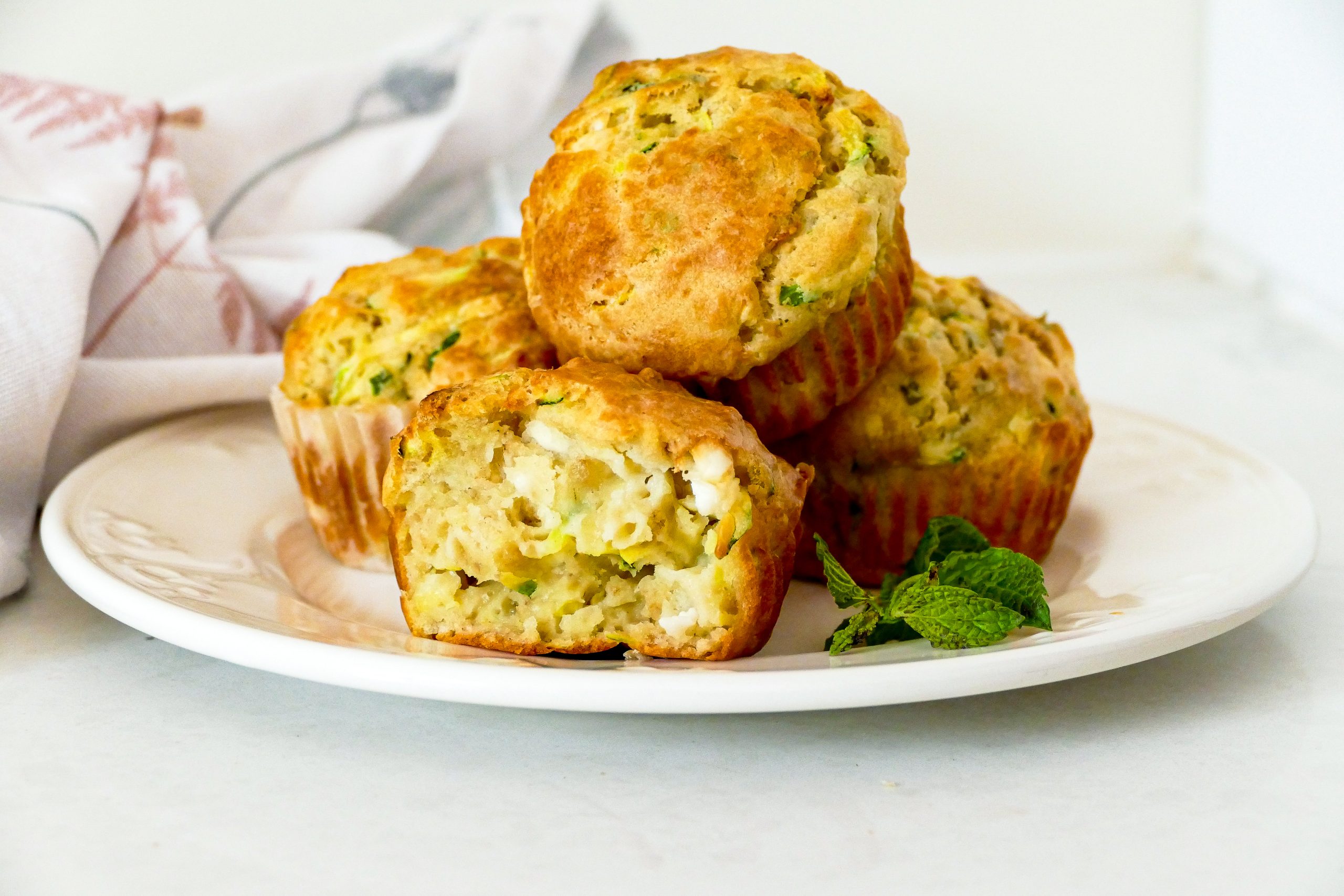 Muffins salés à la courgette, feta, basilic et menthe