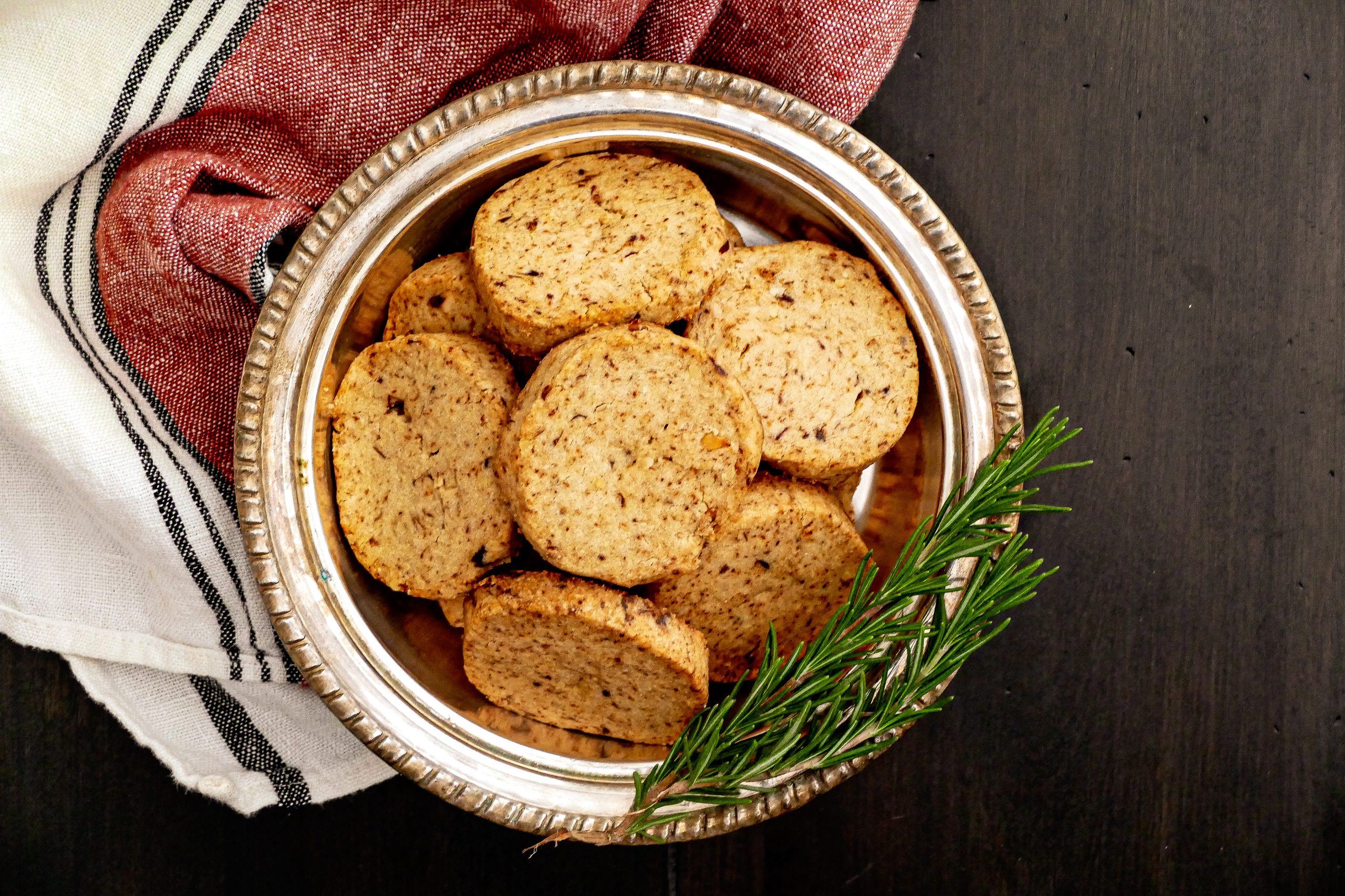 Sablés apéritifs aux noix de Grenoble, dattes et parmesan